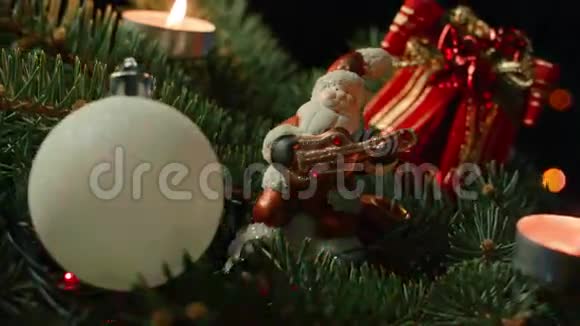 圣诞老人和花环的圣诞构图视频的预览图