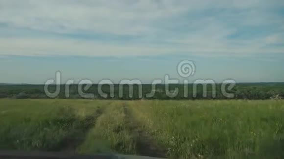 这辆车是沿着乡村公路行驶的男子驾驶一辆汽车从窗山的生活方式观自然夏季视频的预览图