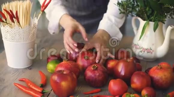 女厨师把新鲜水果和蔬菜放在木桌上准备烹饪前视频的预览图