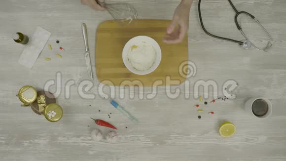 烘焙顶部视图的面团男人在准备面包的时候把鸡蛋打碎成面包店柜台上的面粉堆视频的预览图