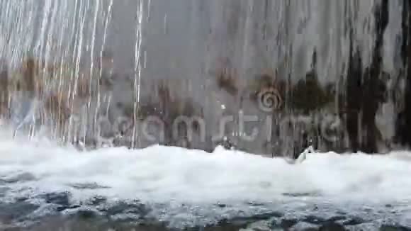 大型喷射水流落入水中使喷泉中的泡沫缓慢运动全高清视频的预览图