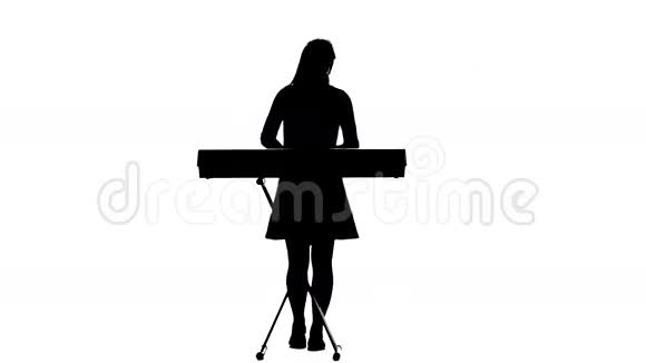 一个女孩弹钢琴的剪影白色背景导播室视频的预览图