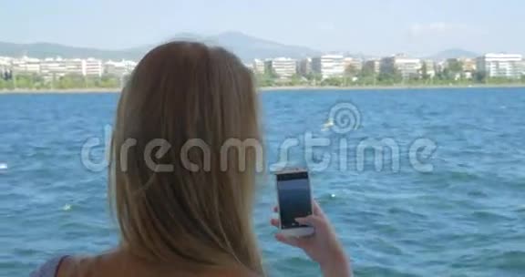 船上的女人在手机上拍照视频的预览图
