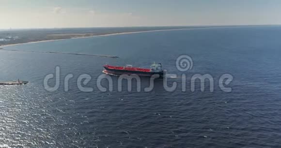 远洋油轮大型商船巡航无人机飞行4k视频的预览图