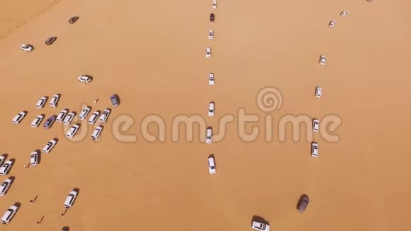 沙漠里的越野车库存在沙漠上驾驶吉普车在粉红岩沙漠为游客提供传统娱乐视频的预览图