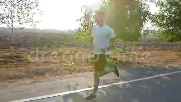 早上好年轻人在跑马拉松夏天慢动作视频的预览图