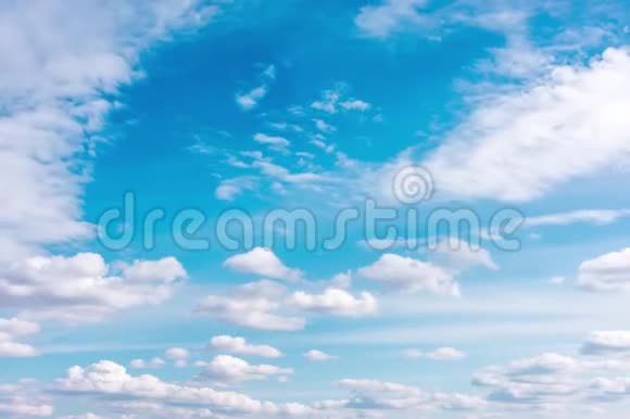 白色绒毛云和完美蓝天的时间流逝视频的预览图