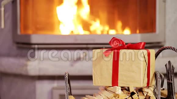 圣诞前夜壁炉的圣诞礼物背景视频的预览图
