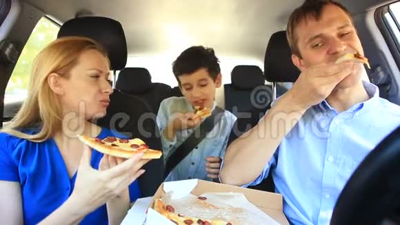 家人爸爸妈妈和儿子在车里吃披萨视频的预览图