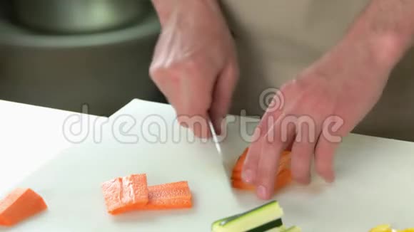 男人切胡萝卜的手视频的预览图