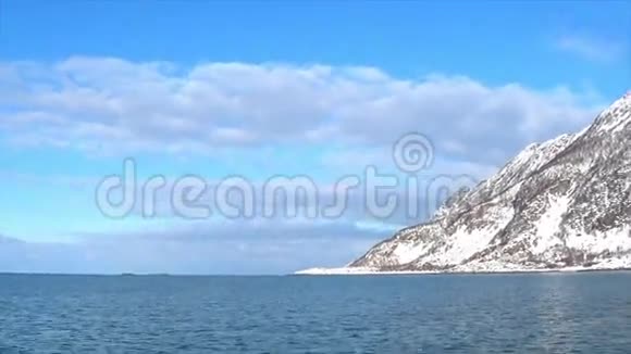 从伯格斯峡湾山脉阳光下的小船上观看视频的预览图