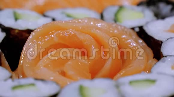 三文鱼刺身寿司及鱼精选视频的预览图