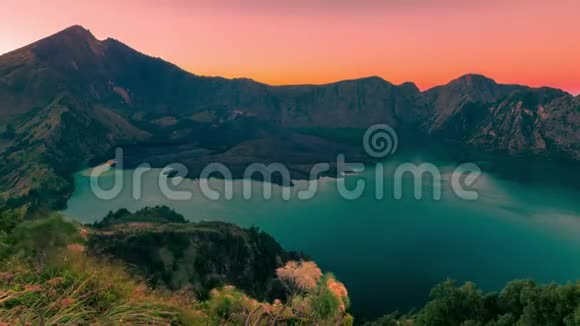 印度尼西亚隆博克峰顶日出时林贾尼火山口湖视频的预览图