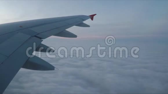 云上的翼飞机视频的预览图