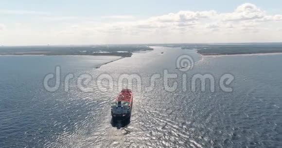 远洋油轮大型商船巡航无人机飞行4k视频的预览图