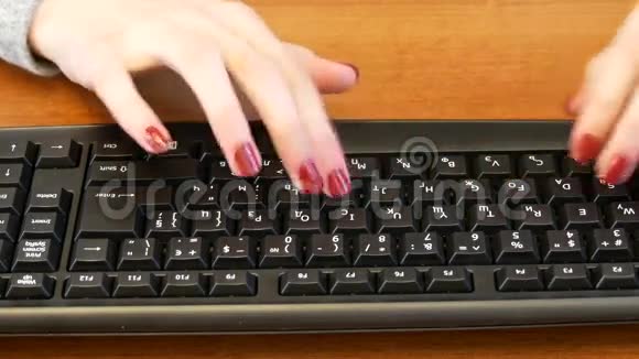 商务女孩黑色键盘上有漂亮的美甲打字视频的预览图