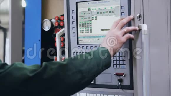 工人正在工厂建立数控机床视频的预览图