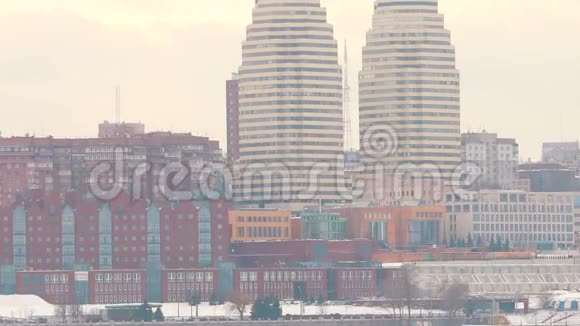 冬天靠近河流的城市全景一个靠近河流的高楼大厦一个冬天的城市一个冬天视频的预览图