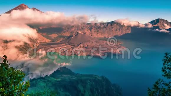 印度尼西亚龙目岛林加尼火山的热带全景视频的预览图