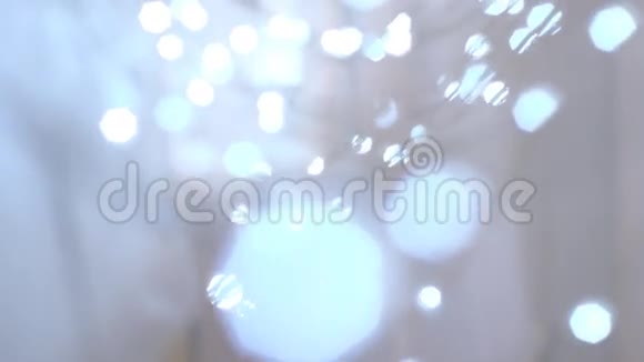 圣诞装饰在闪烁的灯光背景下燃烧蜡烛视频的预览图