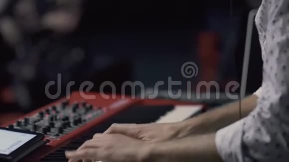 男子手弹钢琴视频的预览图
