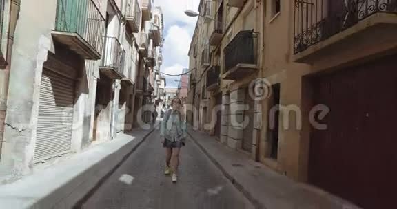 年轻的女游客独自走在哥特式的街道上视频的预览图