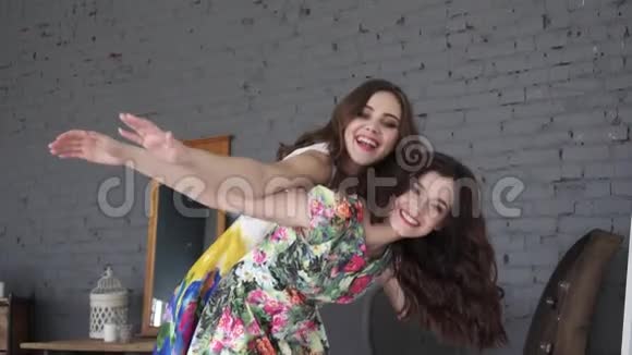 两个女朋友年轻的女朋友在度假时捎带着欢笑和微笑慢动作视频的预览图