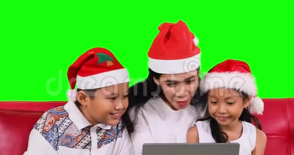 妇女和儿童使用笔记本电脑沙发视频的预览图