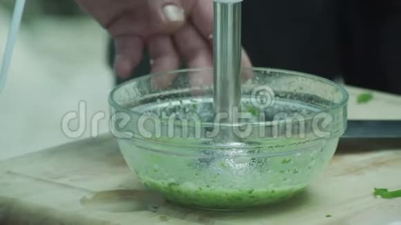 厨师用手搅拌器做调料视频的预览图