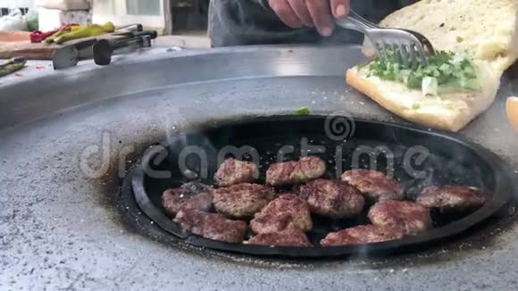 土耳其户外风格的肉球Kofte视频的预览图