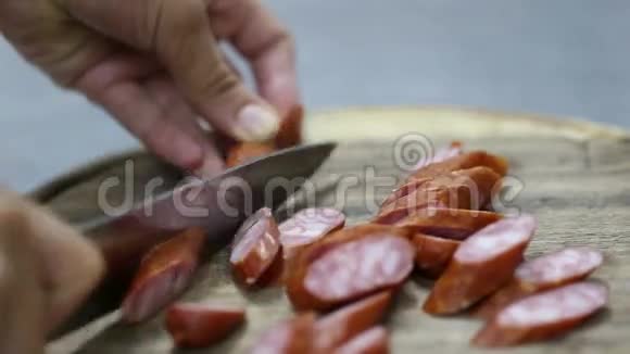 厨师在木制圆板上切香肠视频的预览图