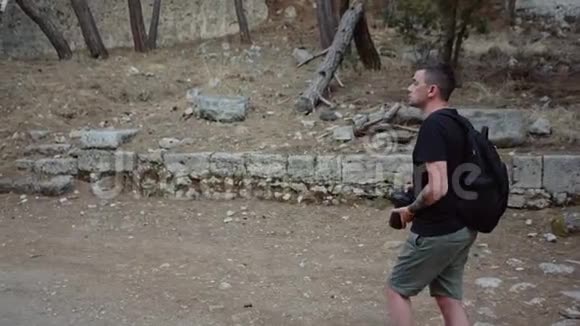 古色古香的城市废墟中的旅行者摄影师视频的预览图