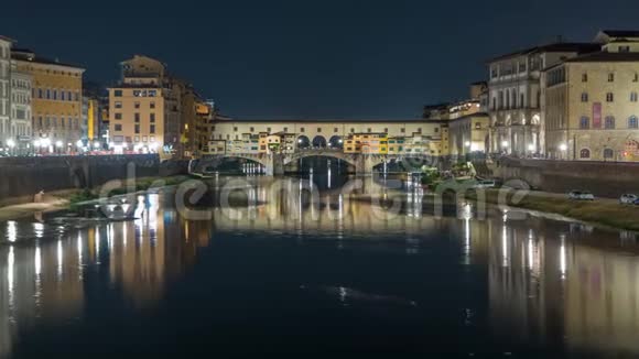 意大利佛罗伦萨阿诺河上著名的庞特威奇奥桥时光流逝夜晚点亮视频的预览图