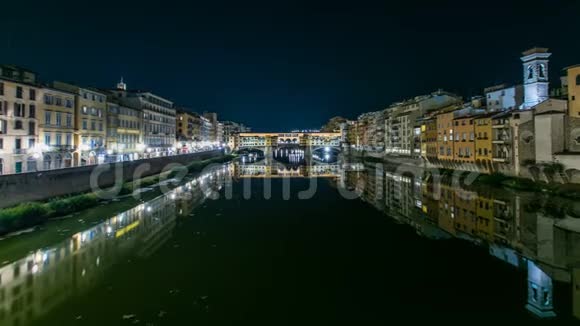 意大利佛罗伦萨阿诺河上著名的庞特威奇奥桥时光流逝夜晚点亮视频的预览图