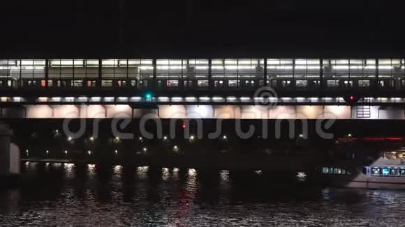 跨江大桥站地铁列车到发视频的预览图