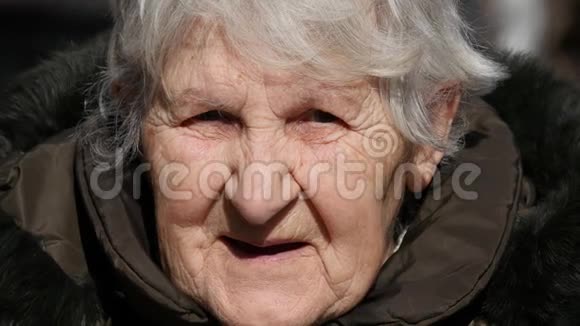 年轻的女孩和成年的女人亲吻祖母的脸颊奶奶微笑着看着相机三个家庭视频的预览图