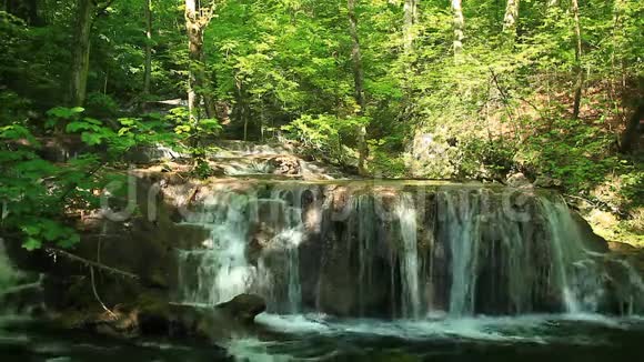 博斯尼塔瀑布卡拉斯史韦林县阿尼纳山脉罗马尼亚视频的预览图