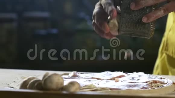 年轻的厨师切蘑菇然后放入比萨饼HD100fps视频的预览图