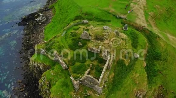 斯凯岛上的邓图姆城堡遗址空中无人机镜头视频的预览图