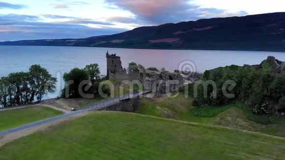 晚上尼斯湖和厄克特城堡空中无人机镜头视频的预览图