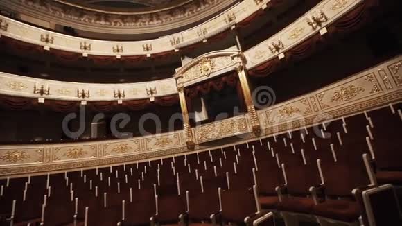 音乐厅的昂贵阳台空椅子排红色窗帘视频的预览图