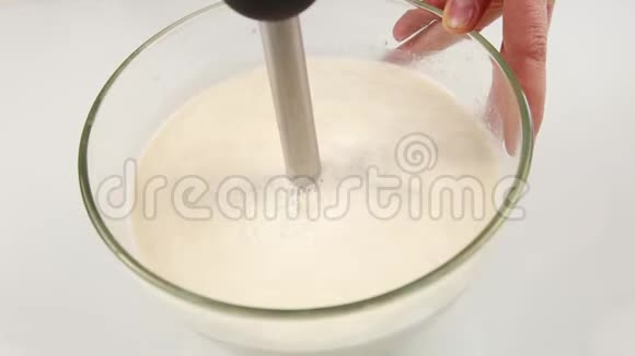 准备有机牛奶在搅拌机里搅拌健康康塞普视频的预览图