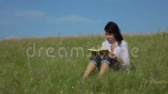 女人看书然后躺在草地上视频的预览图