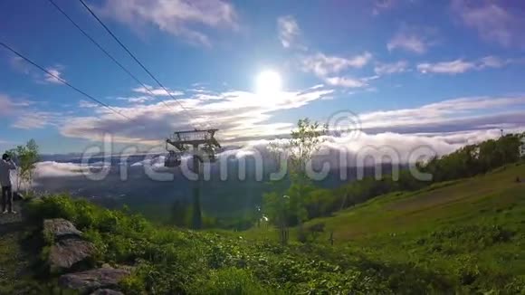 坐在山上和太阳上的木轮美丽的天空和太阳与山夏季景观和视频的预览图