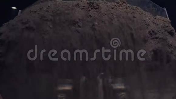 前端装载机在采矿采石场倾倒石料和沙子挖掘机倾泻地面挖掘机脏层面的宏观视频的预览图