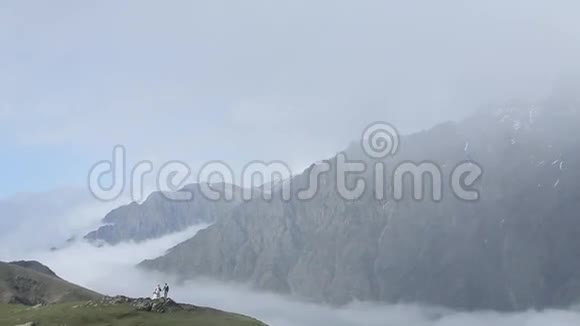 在雾和山的背景下散步的情侣视频的预览图