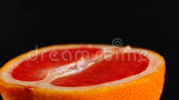 一半的葡萄柚在黑色背景上旋转视频的预览图
