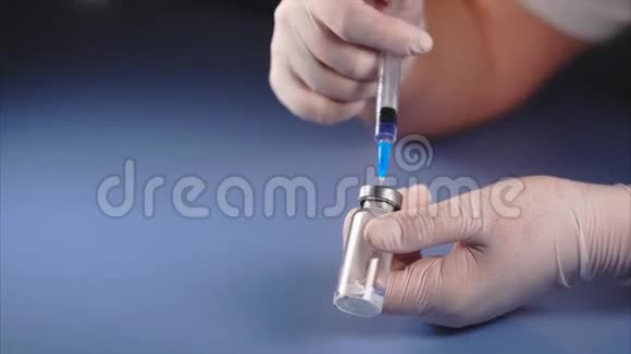 混合药物医生用注射器刺穿安瓿的盖子视频的预览图