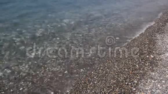 海滩上的一个小波浪视频的预览图