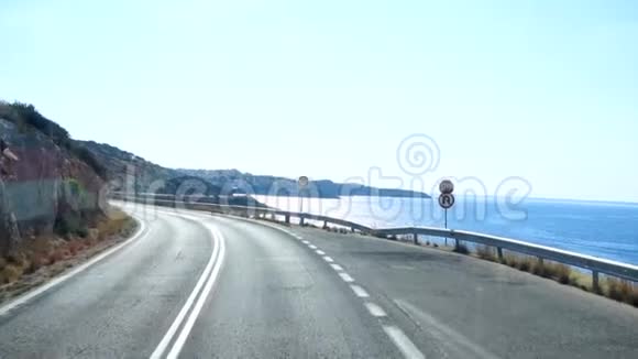 公路海滨的驾驶视野视频的预览图